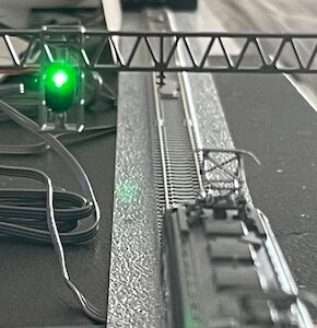 列車走行に合わせて LED信号機の現示を変更する