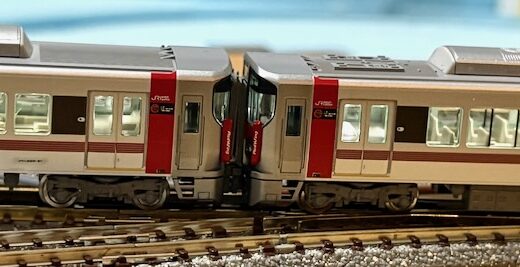 【Nゲージ】ステンレスボディに赤が美しい！広島地区の JR 227系 Red Wing が入線！走行シーン動画も